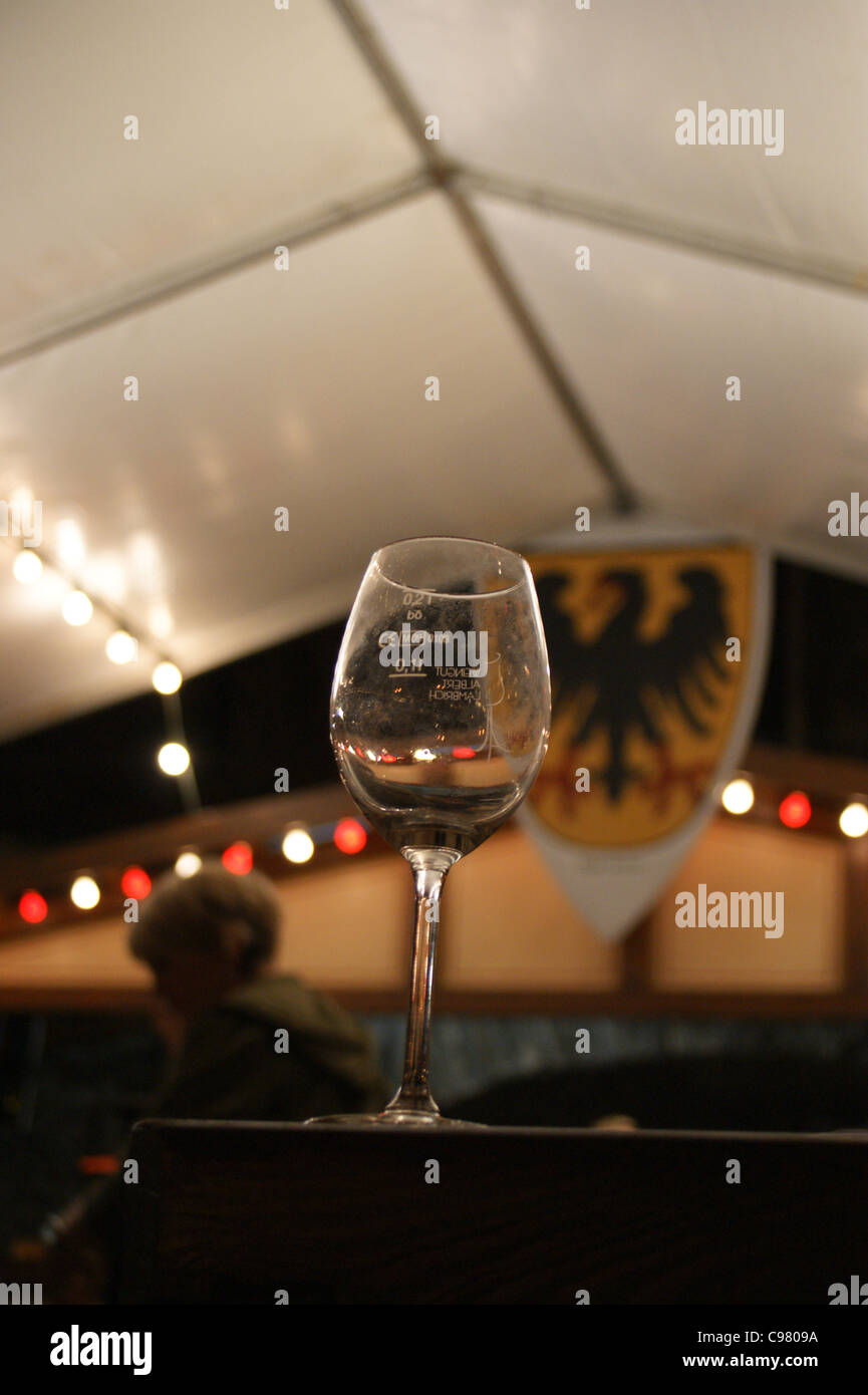 Un verre à l'Oberwesel Weinmarkt, Mittelrhein, Rheinland-Pfalz, Allemagne Banque D'Images