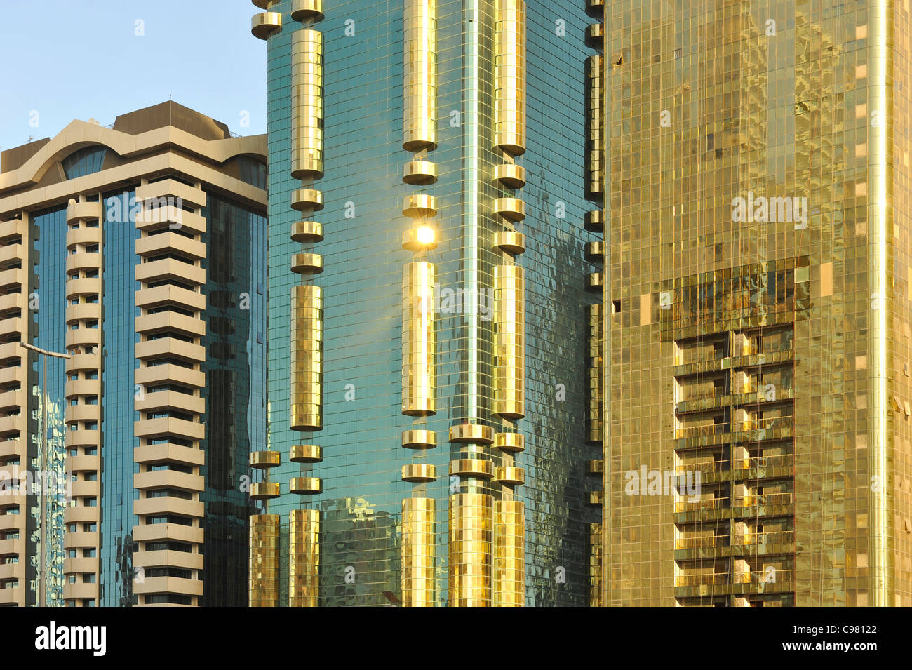 Façade miroitante d'or, des tours, des gratte-ciel, l'architecture moderne, Sheikh Zayed Road, du quartier financier, Dubaï Banque D'Images