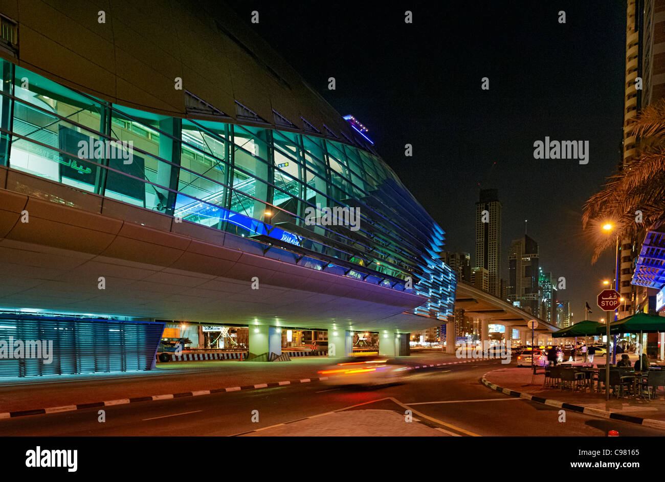 La station de métro de la LLUH, photo de nuit, le centre-ville de Dubai, Dubaï, Émirats arabes unis, Moyen Orient Banque D'Images