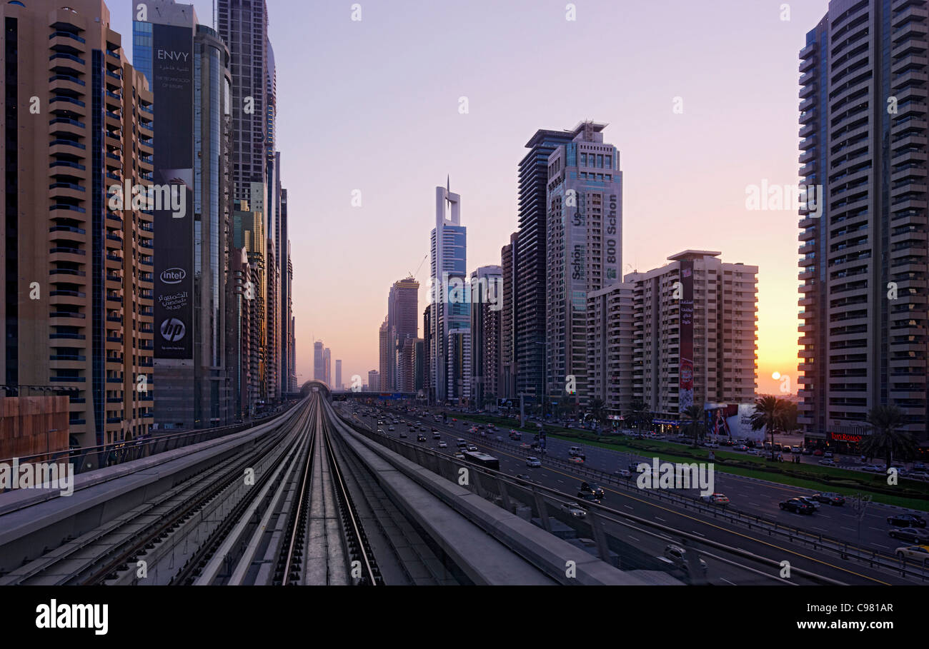 Voir Le Métro Sur Sheikh Zayed Road Coucher Du Soleil Le