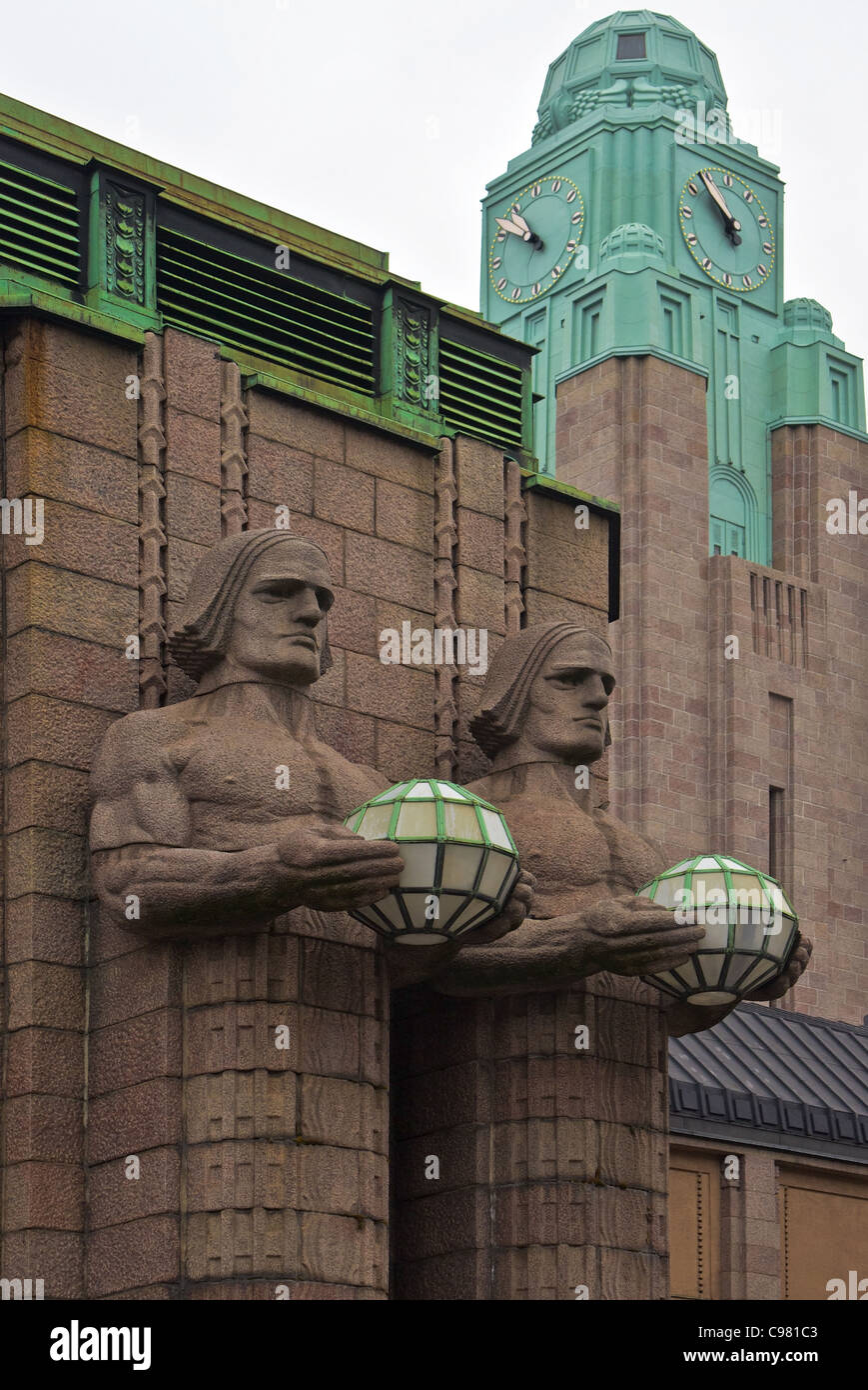 Les statues art déco et tour de l'horloge de la gare centrale d'Helsinki Banque D'Images