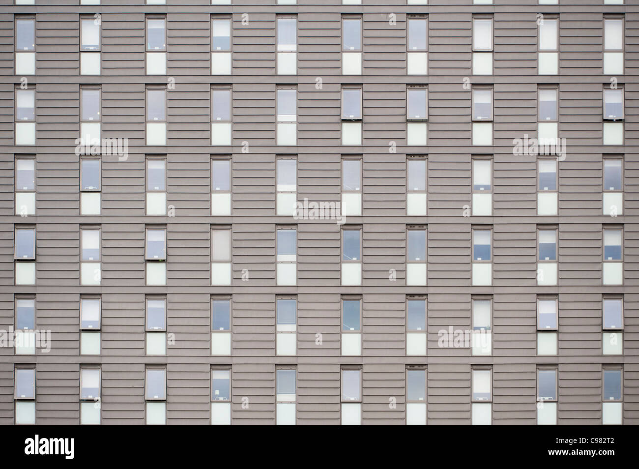 Un carré tourné de la grille chambres dans une université de Manchester des résidences logements étudiants (usage éditorial uniquement). Banque D'Images