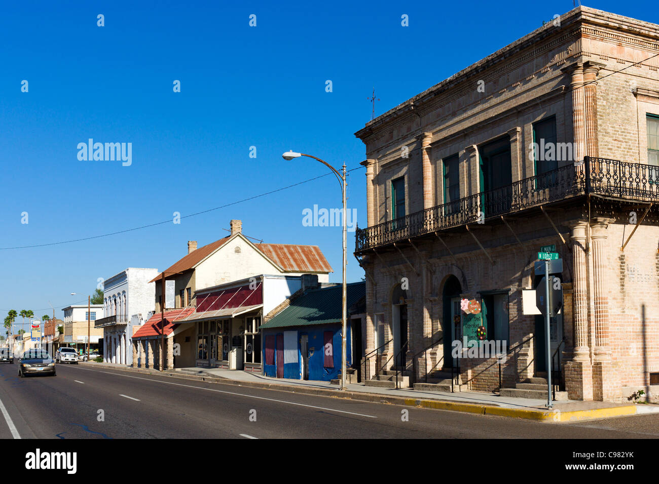 La rue principale qui traverse la ville frontière de Rio Grande City sur l'autoroute 83 entre Brownsville et Laredo, Texas, États-Unis Banque D'Images