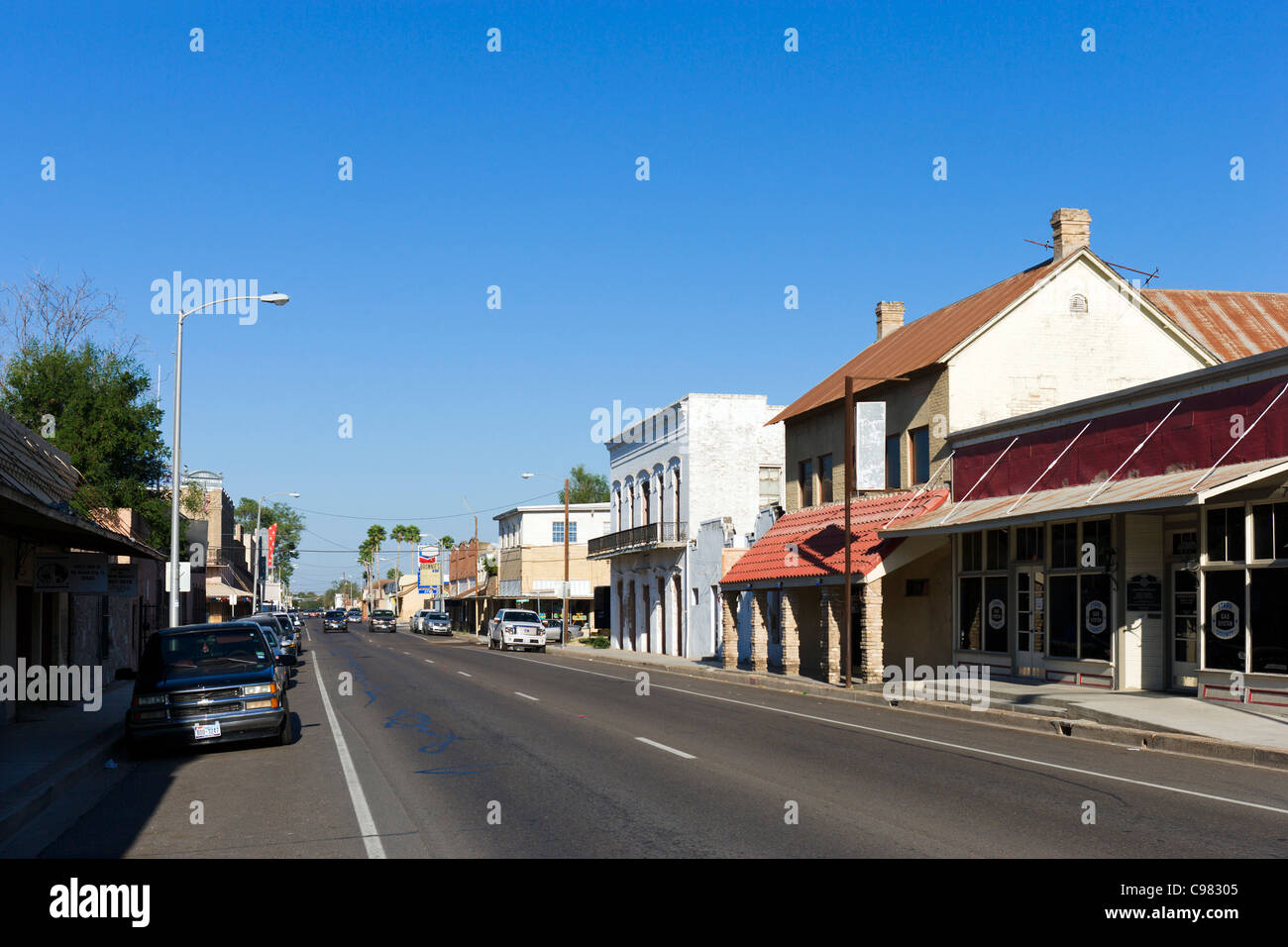 La rue principale qui traverse la ville frontière de Rio Grande City sur l'autoroute 83 entre Brownsville et Laredo, Texas, États-Unis Banque D'Images
