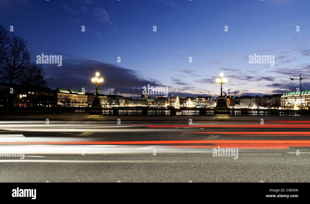 Le trafic, de flou, du lac Alster, Winterhude district, ville hanséatique de Hambourg, Allemagne, Europe Banque D'Images