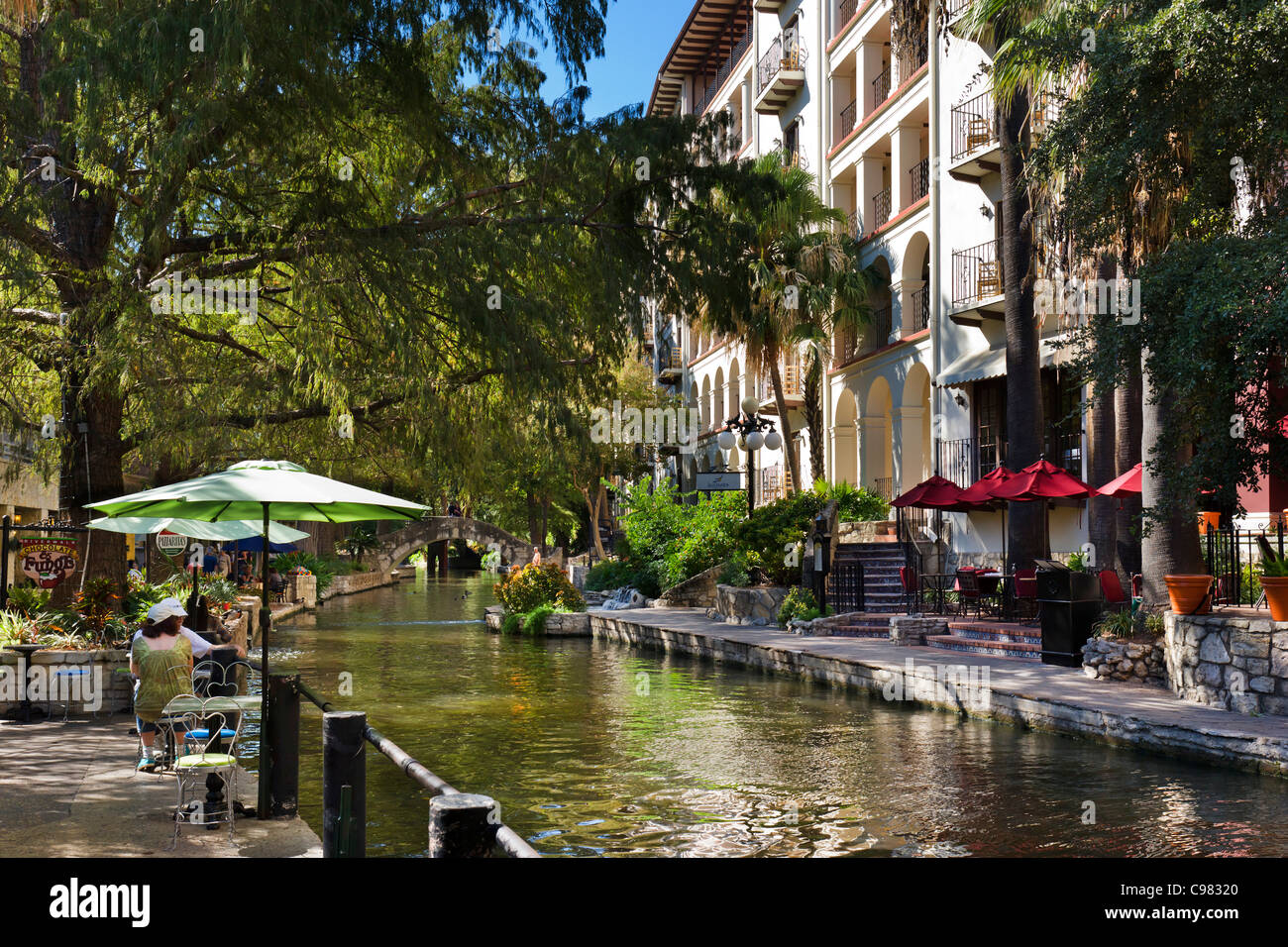 Promenade le long de la rivière dans le centre-ville de San Antonio, Texas, USA Banque D'Images