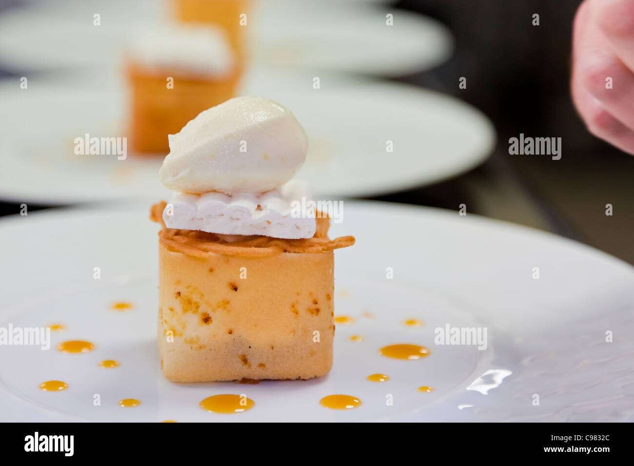 Gâteau au citron Préparation., CHATEAU SAINT-MARTIN & SPA - 2490 Avenue des Templiers - BP 102 - 06142 Vence Cedex Tél.  :  + 33 (0)4 9 Banque D'Images