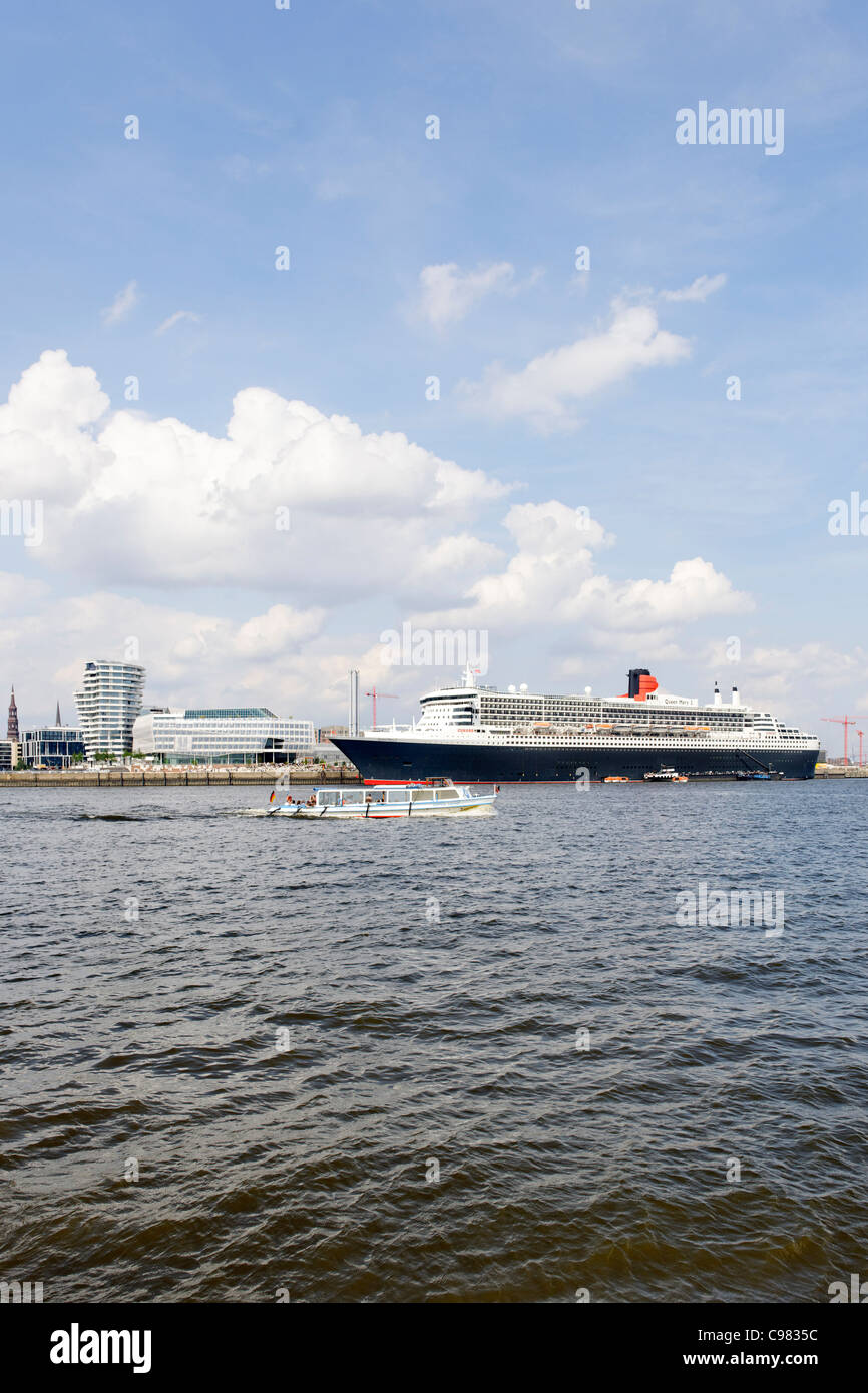 Un paquebot de croisière, le Queen Mary 2 au port de Hambourg, ville hanséatique de Hambourg, Allemagne, Europe Banque D'Images