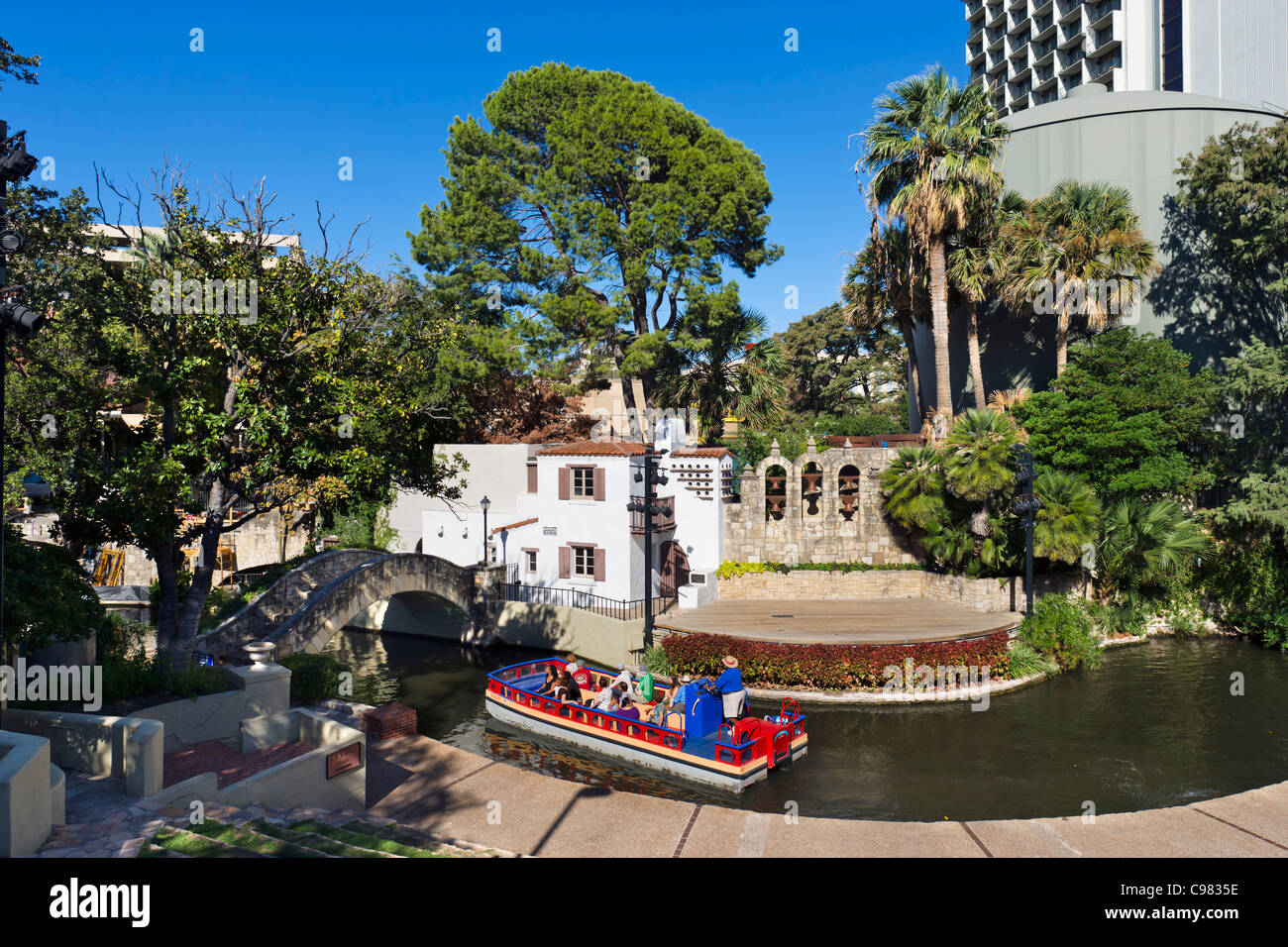 Excursion en bateau dans le Théâtre Arneson River sur la rivière à pied dans le centre-ville de San Antonio, Texas, USA Banque D'Images