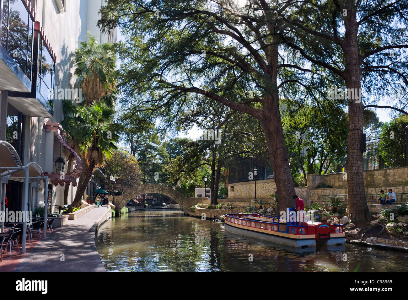 Promenade le long de la rivière dans le centre-ville de San Antonio, Texas, USA Banque D'Images