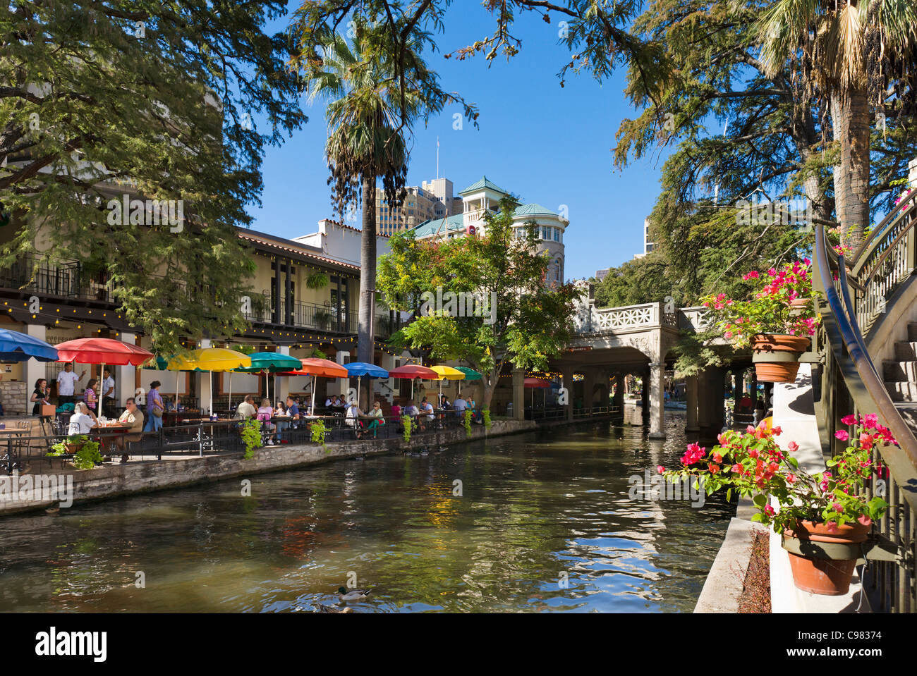 Le restaurant en front de mer sur la rivière à pied dans le centre-ville de San Antonio, Texas, USA Banque D'Images