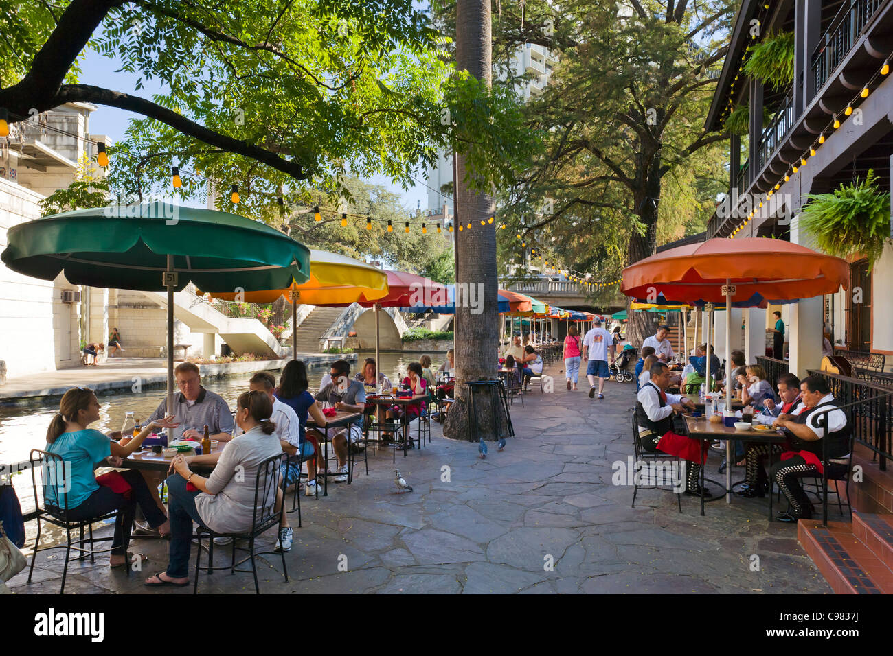 Le restaurant en front de mer sur la rivière à pied dans le centre-ville de San Antonio, Texas, USA Banque D'Images