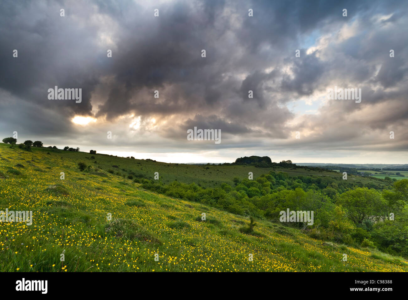 Approche de l'orage nuages sur un paysage rural Wiltshire au printemps Banque D'Images