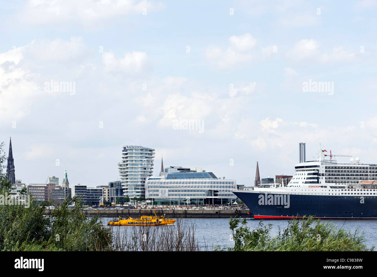 Un paquebot de croisière, le Queen Mary 2 au port de Hambourg, ville hanséatique de Hambourg, Allemagne, Europe Banque D'Images