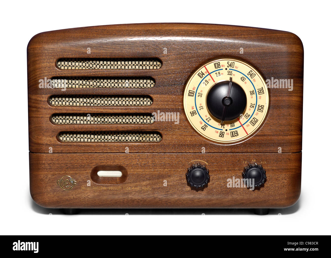 Retro en bois VEF radio avec amplificateur à tube sous vide. Silhouette isolé sur fond blanc Banque D'Images