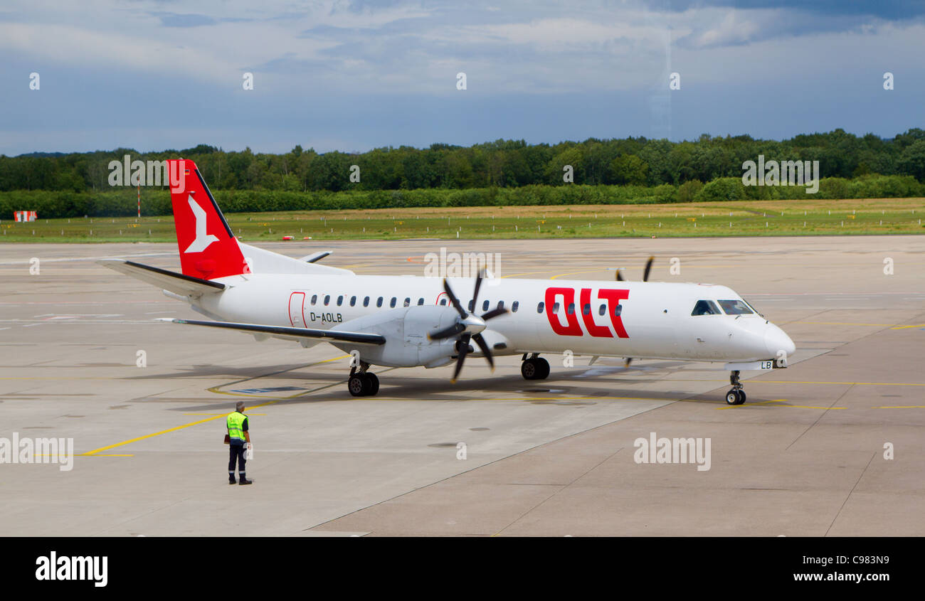 L'OLT SAAB 2000 dans l'aéroport de Bonn-Cologne. OLT est petite société qui exploite localement en Allemagne. Banque D'Images