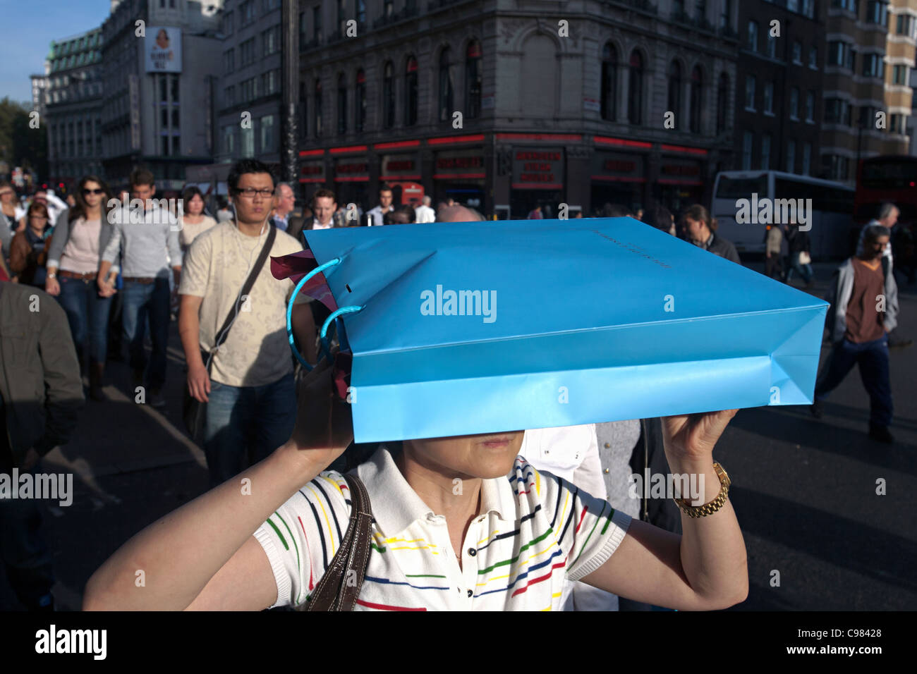 Sac bleu un blindage yeux womans à Londres Banque D'Images