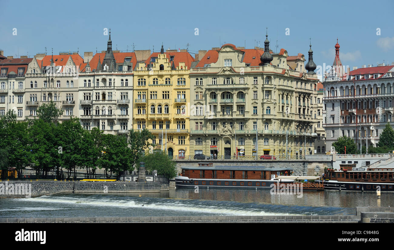 Centre-ville le long de l'architecture sur le quai MASARYKOVO NABREZI sur la Vltava Prague République Tchèque Banque D'Images