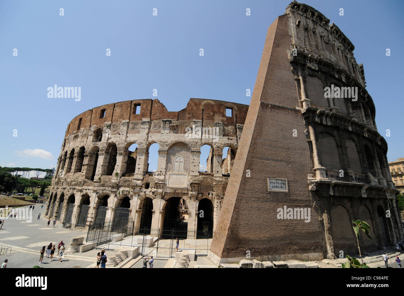 Colisée romain, à l'extérieur vue panoramique grand angle (Italie) Banque D'Images