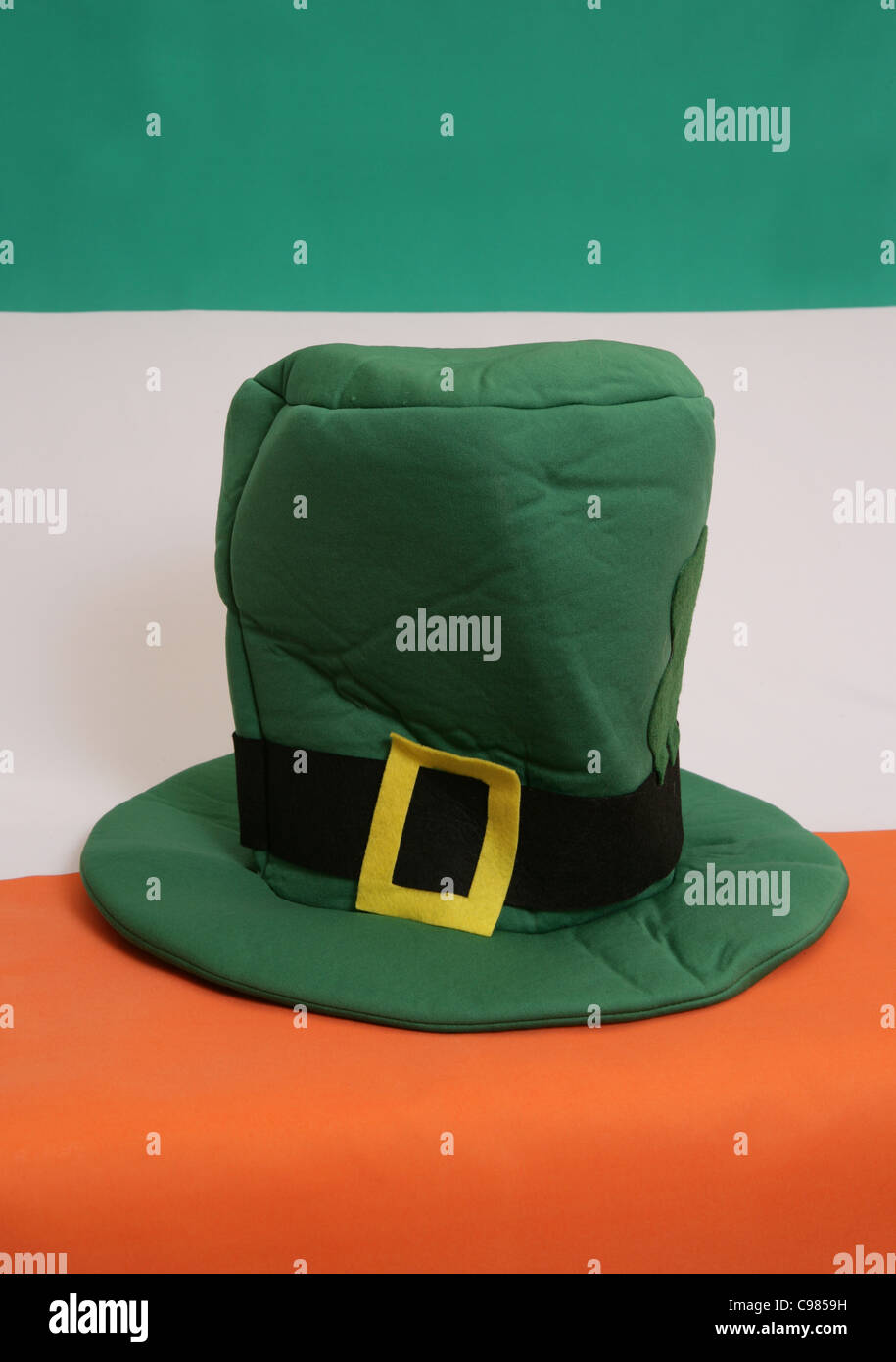 St Patricks day hat le drapeau irlandais et Banque D'Images