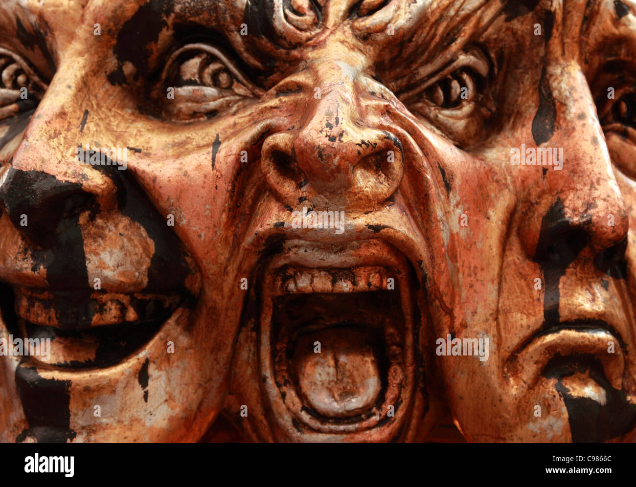 Image en gros plan d'un masque de Venise représentant trois expressions du visage Banque D'Images