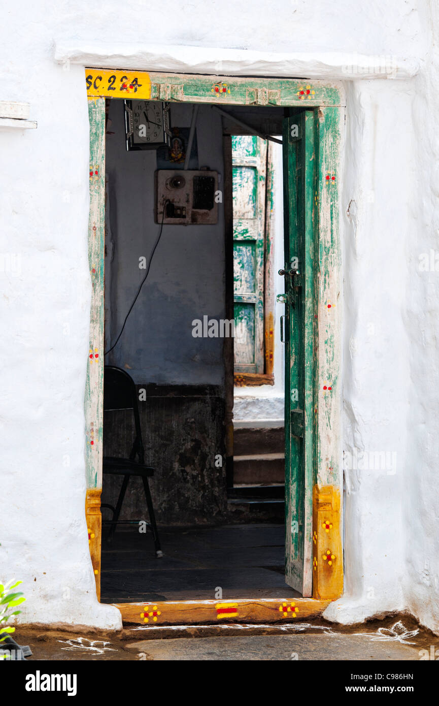 Grâce à une vieille maison de village indien à une porte arrière. L'Andhra Pradesh, Inde Banque D'Images