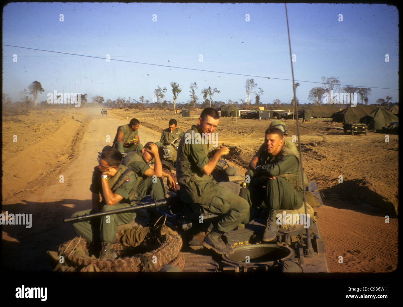 9e Division d'infanterie, d'arriver au Vietnam APC M113 Véhicules blindés de transport de troupes militaires en attente de la route Banque D'Images