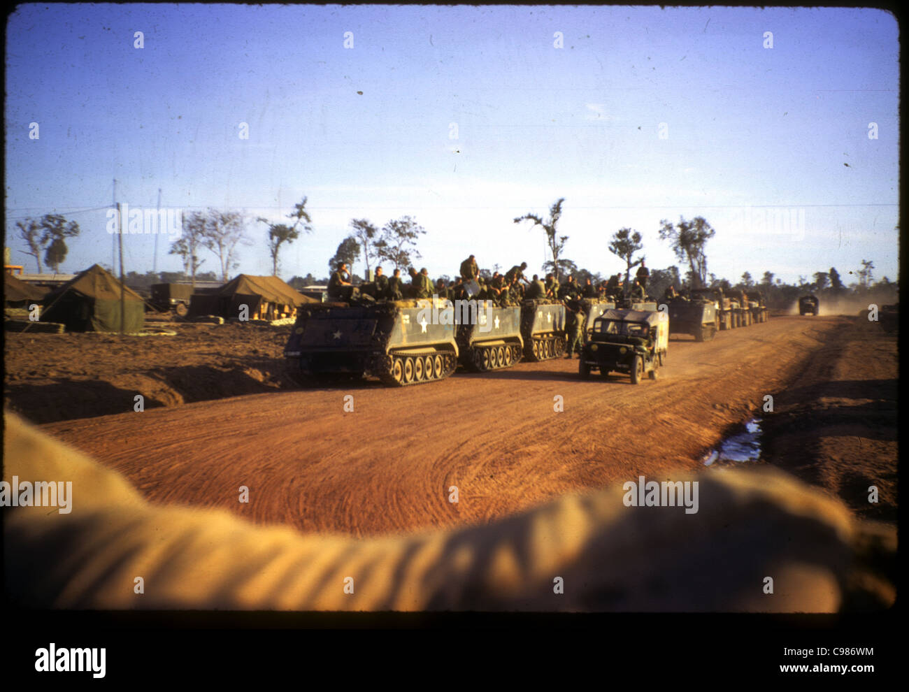 9e Division d'infanterie, d'arriver au Vietnam APC M113 Véhicules blindés de transport de troupes militaires en attente de la route Banque D'Images