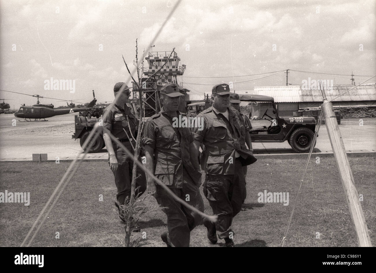 Guerre du Vietnam, les agents de l'unité d'hélicoptères de l'Aviation 1er basecamp Brigade Huey de la tour de contrôle Banque D'Images