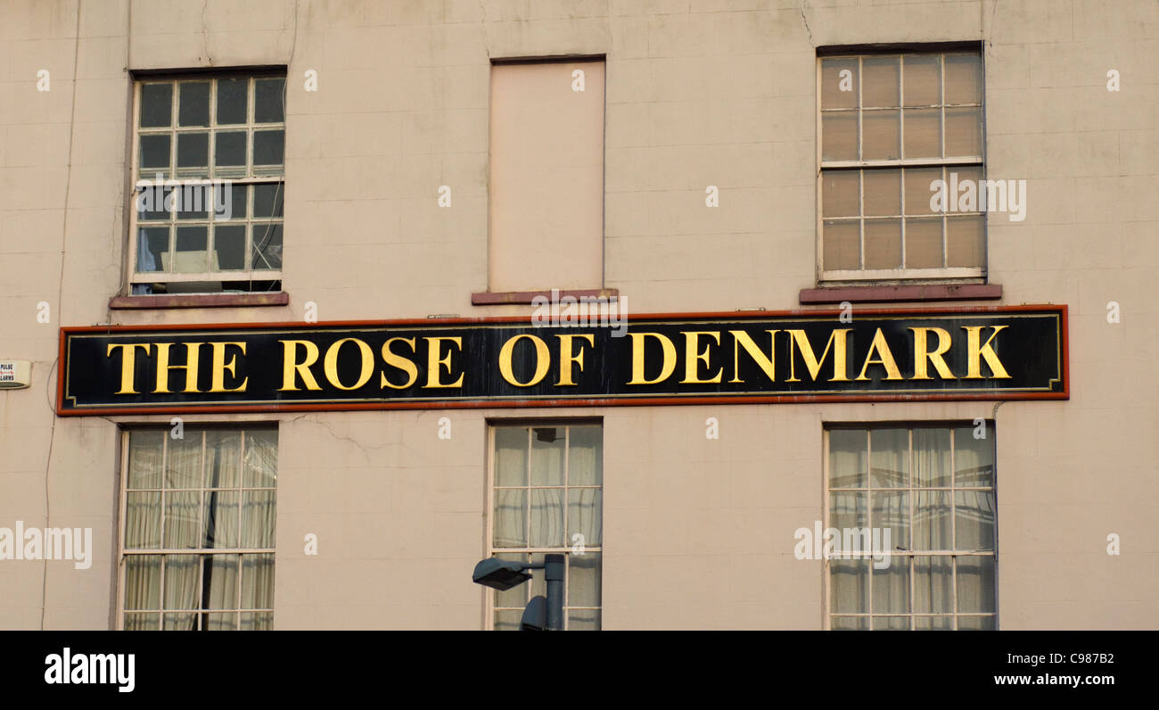 Le bassin de Cumberland Bristol England UK a augmenté de Danemark enseigne de pub Banque D'Images