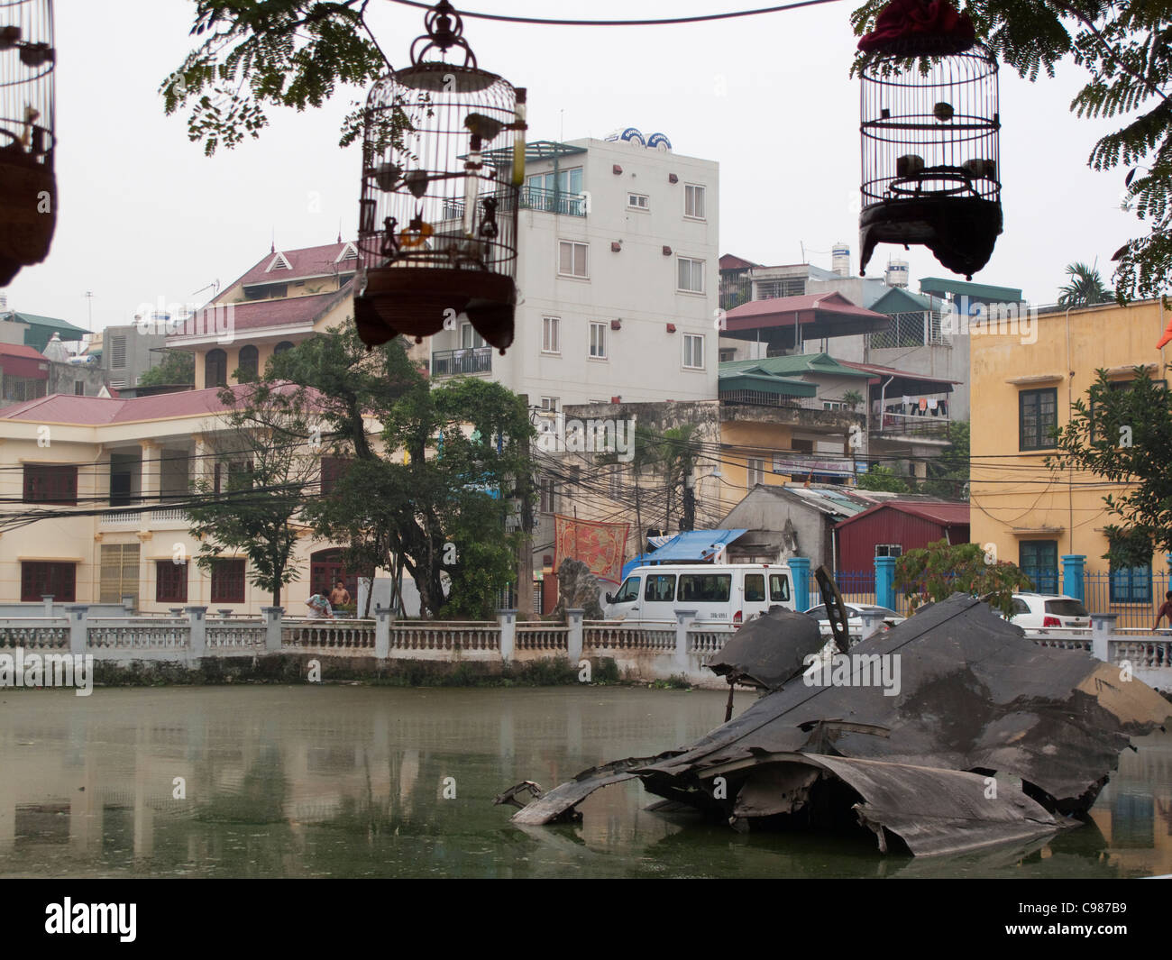 Les cages suspendues au-dessus de B52 bomber épave dans Huu Tiep lake, Hanoi, Vietnam Banque D'Images