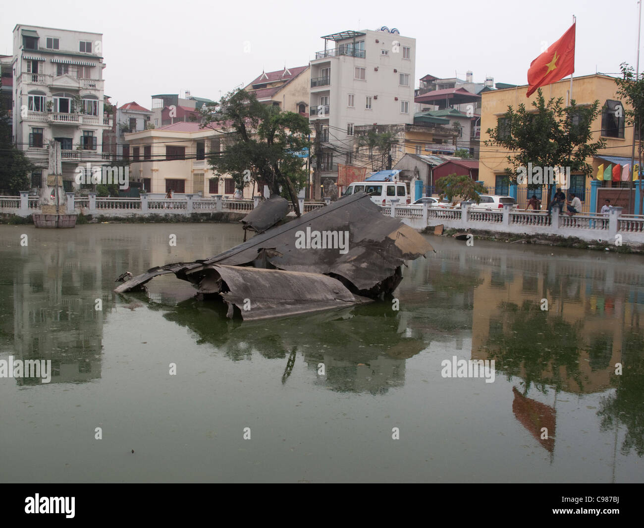 B52 bomber épave dans Huu Tiep lake, Hanoi, Vietnam Banque D'Images