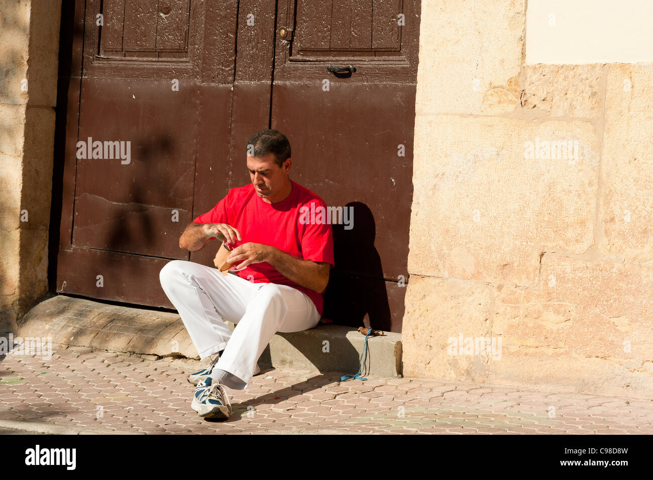 Joueur de pelote basque espagnol traditionnel rituellement enroulant ses doigts dans les protections de plâtre Banque D'Images