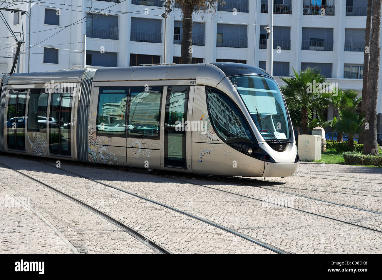 Tramway sur les rues de la capitale marocaine de Rabat. Le tramway en mouvement avec un effet de flou Banque D'Images