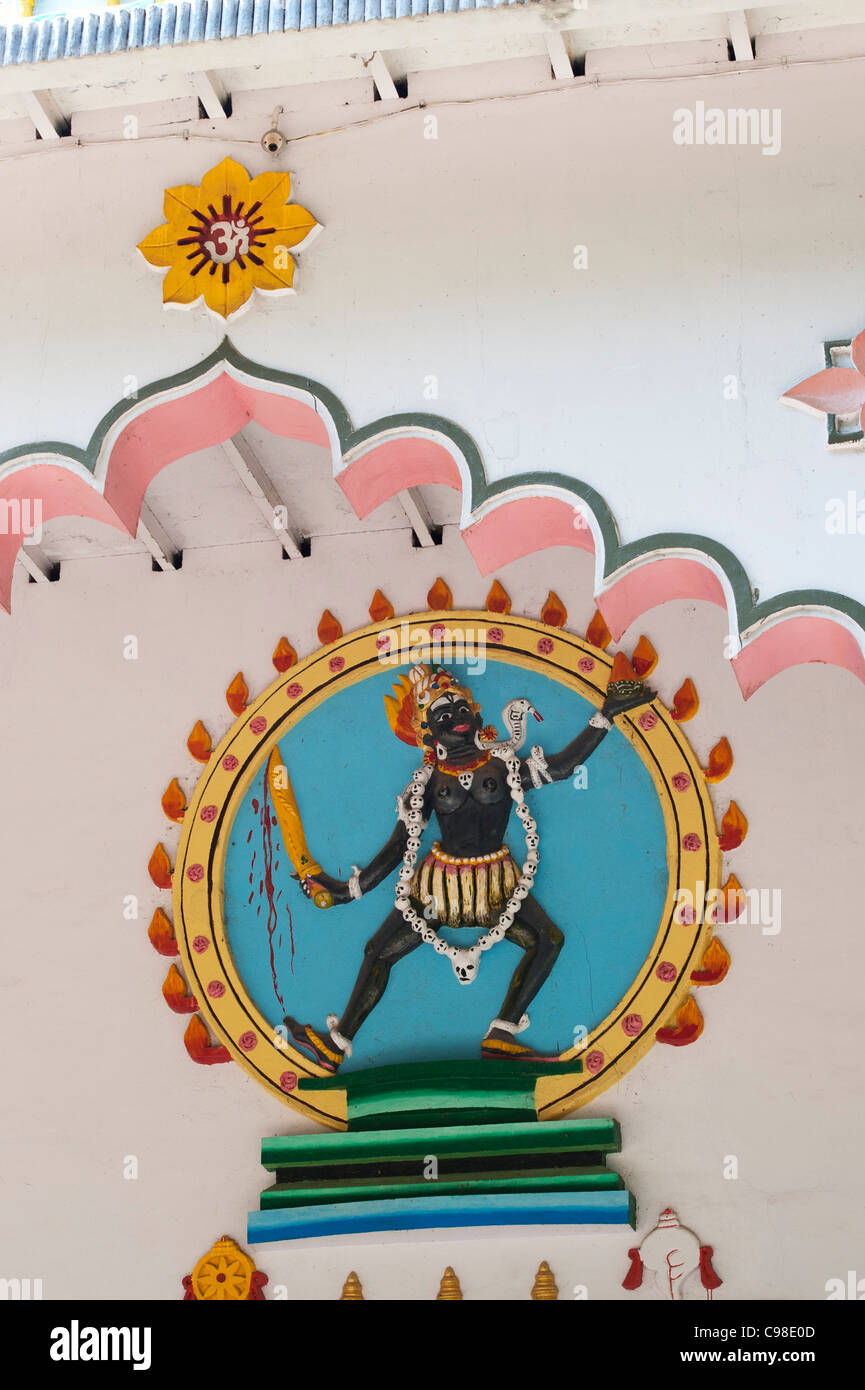 Kali hindoue statue sur un ancien bâtiment de l'ashram. L'Andhra Pradesh, Inde Banque D'Images