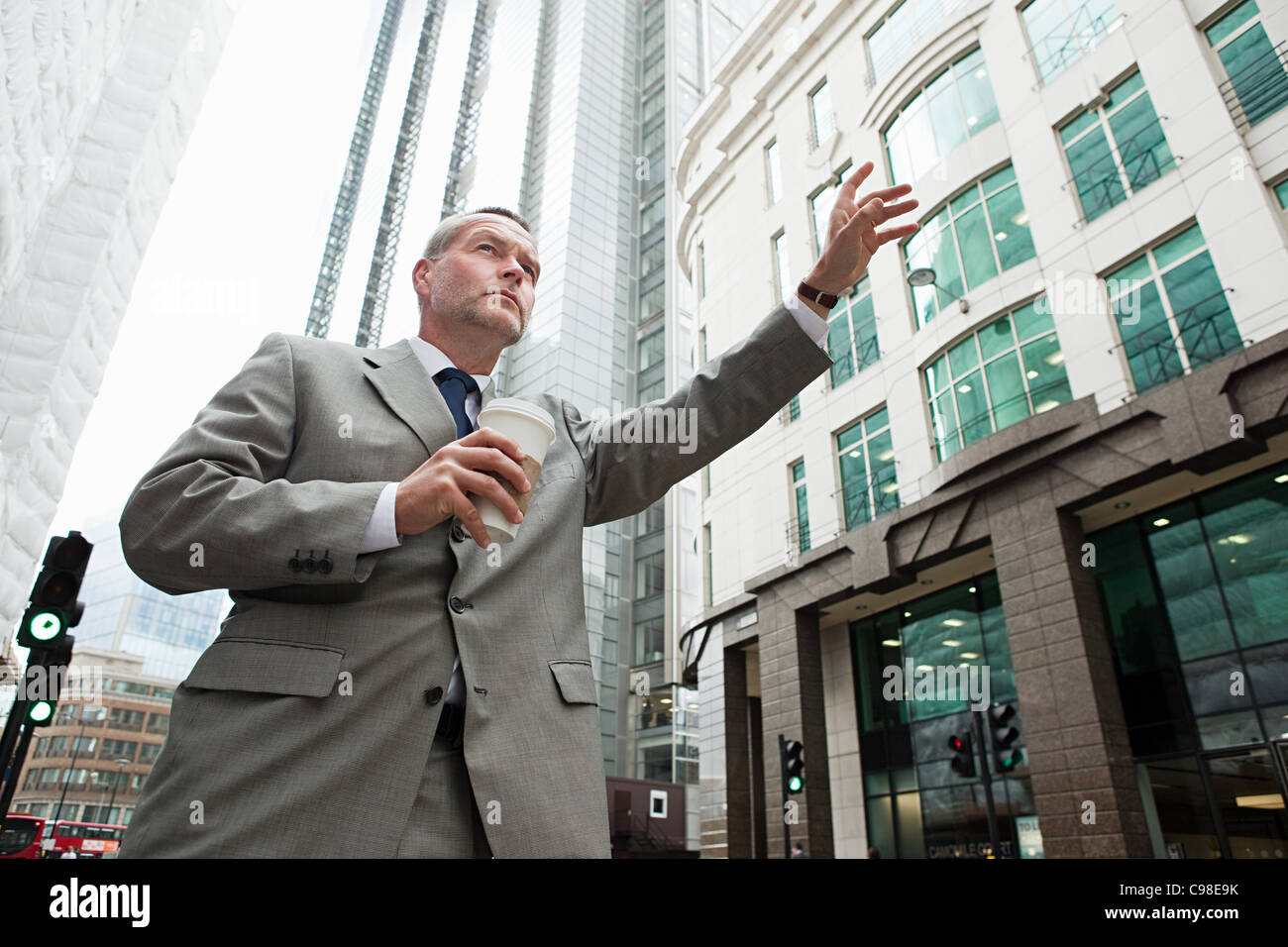 Businessman hailing cab city Banque D'Images