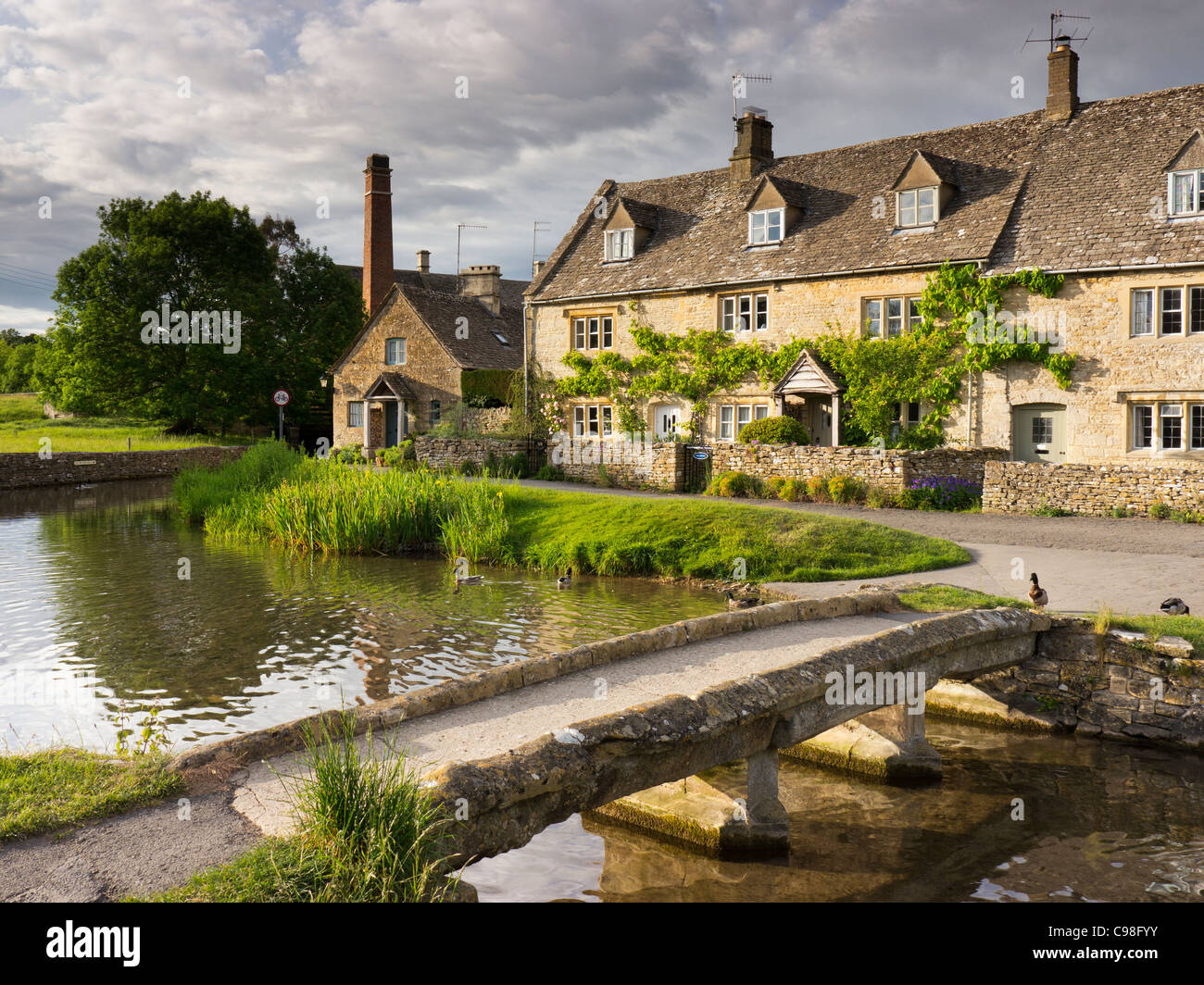 Cottages et pont de pierre, l'abattage, les Cotswolds, Gloucestershire, Angleterre Banque D'Images