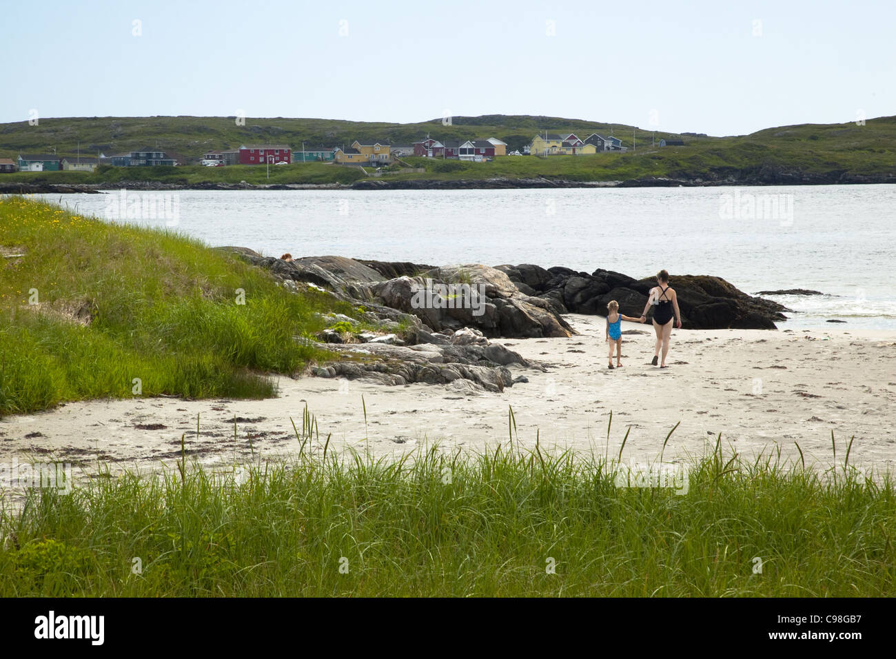 Une mère et sa fille à pied sur la plage entre les rochers et les herbes sur la côte de l'océan Atlantique en Nouvelle-Écosse Banque D'Images