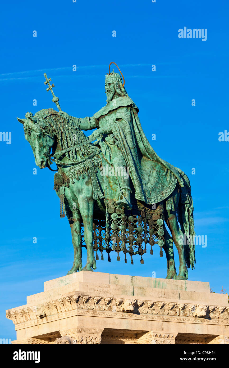 Budapest, Bastion des Pêcheurs et une statue de Saint Stephen Banque D'Images