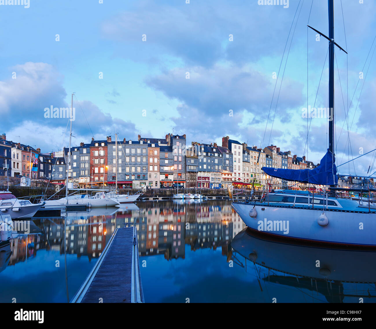 Le port de Honfleur., Restaurant Sa qua na 22, pl. Hamelin Honfleur (14600) France Tél :  +33 2 31 89 40 80 Chef Alexandre Bourdas. Banque D'Images