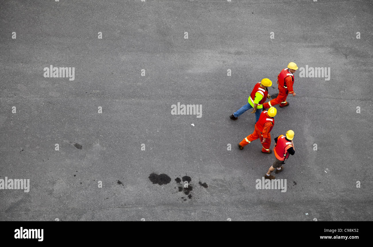Une image en couleur de 4 travailleurs dock marche sur la plate-forme d'un grand ferry à propos de décoller d'être amarré à North Sydney Banque D'Images