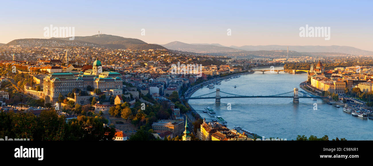 Budapest, le Pont des Chaînes sur le Danube et le bâtiment du parlement hongrois Banque D'Images Budapest, le Pont des Chaînes sur le Danube et le bâtiment du parlement hongrois Banque D'Images