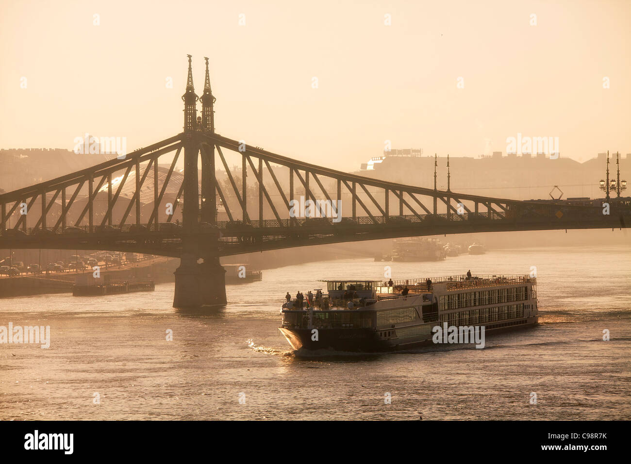 Budapest, excursion en bateau sur le Danube et la liberté Bridge au lever du soleil Banque D'Images