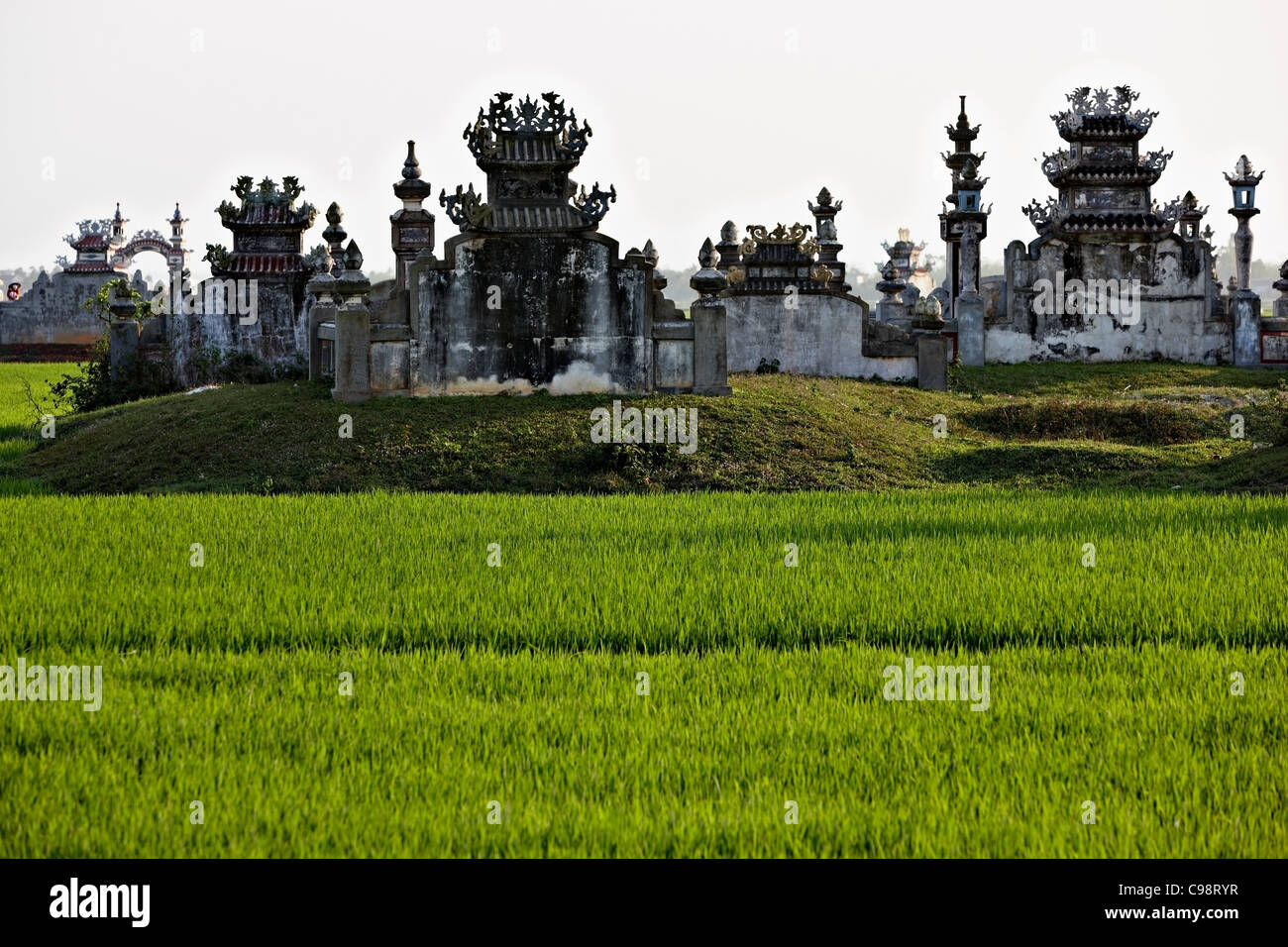 Cimetière bouddhiste Hue, Vietnam Banque D'Images