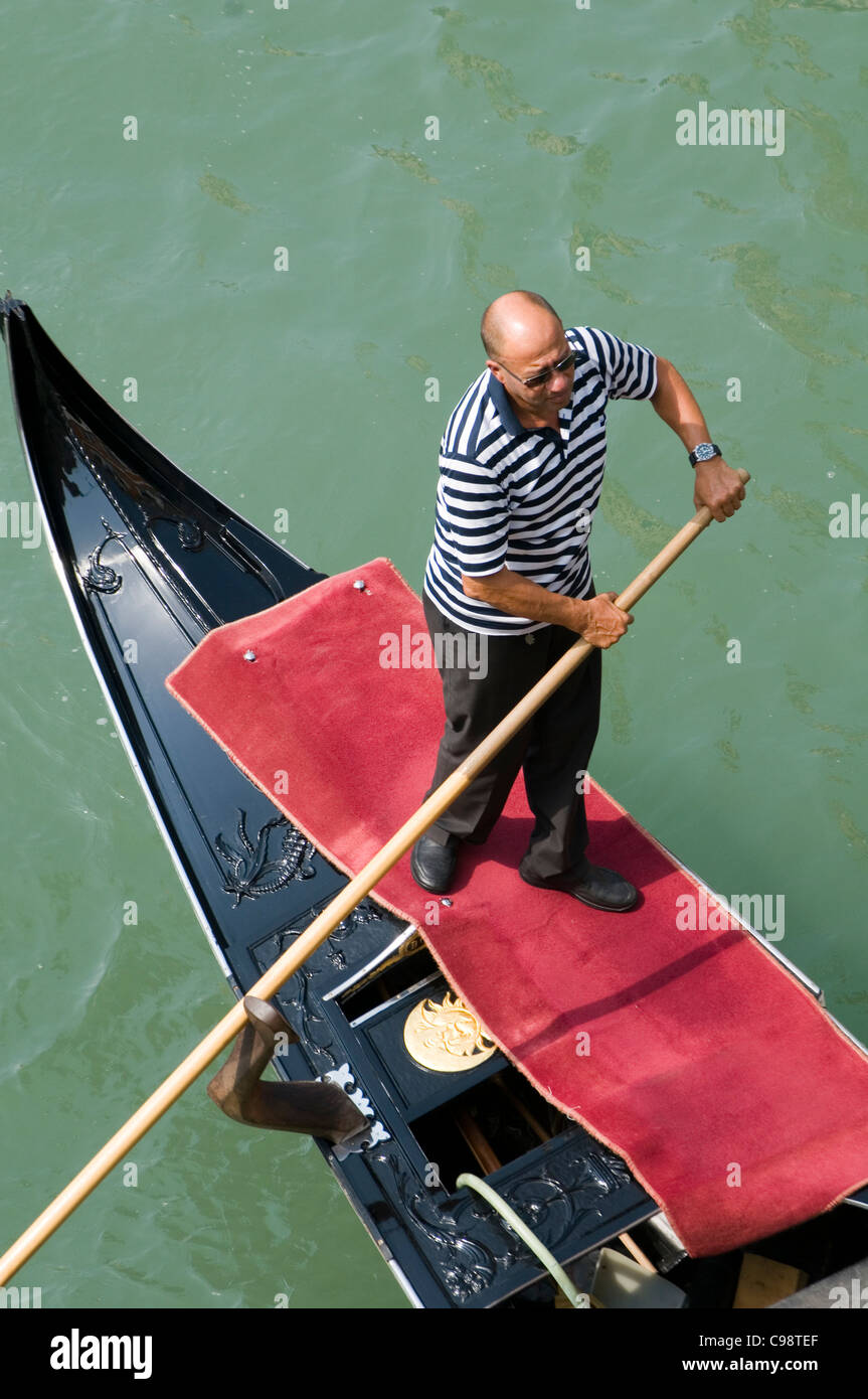 Gondoles gondole de Venise Venise Gondoliers Gondolier italie taxi boat tours en bateau touristique touristes passagers Banque D'Images