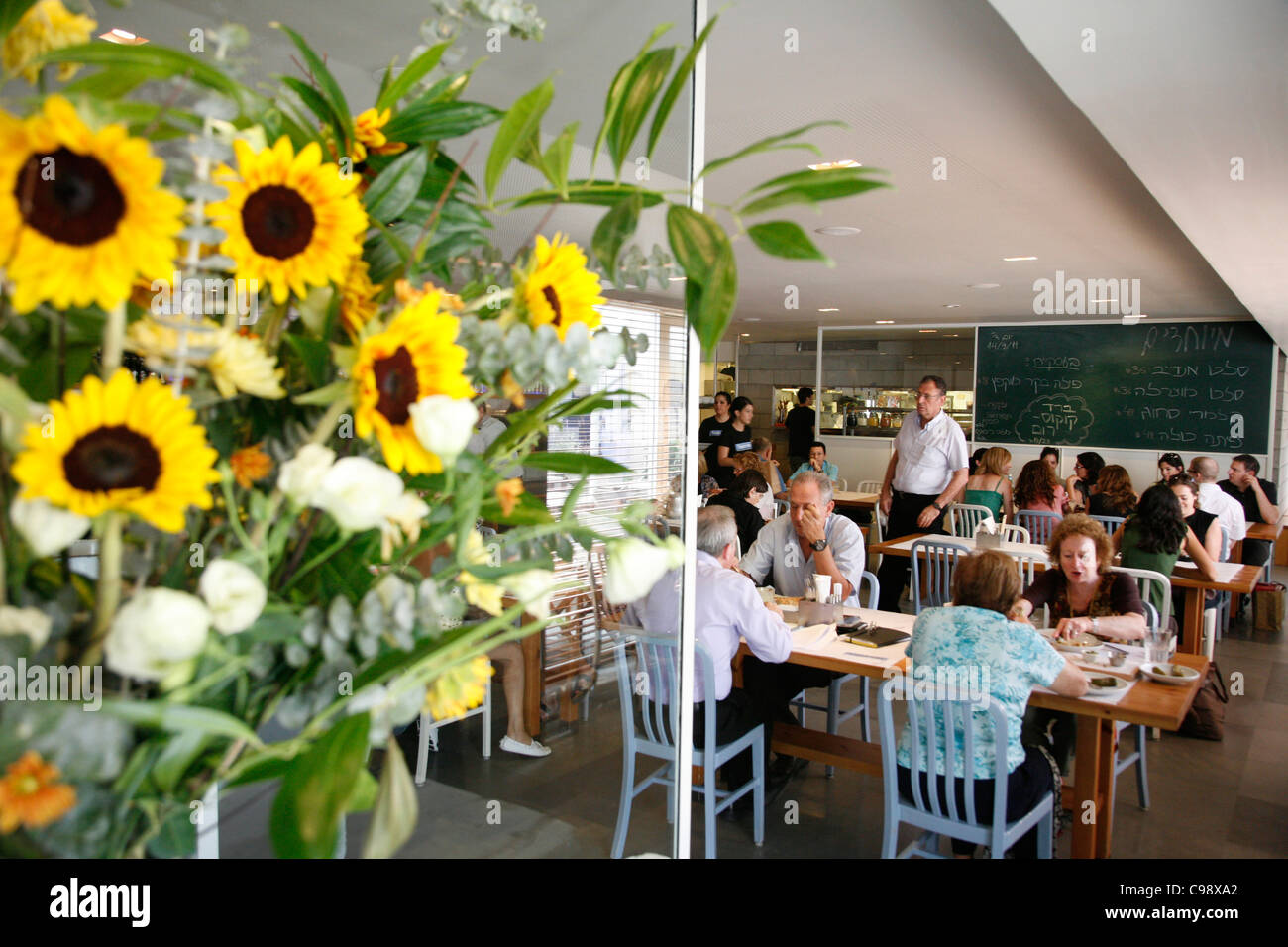 La salle à manger au restaurant du Centre des arts de la scène de Tel Aviv, Tel Aviv, Israël. Banque D'Images