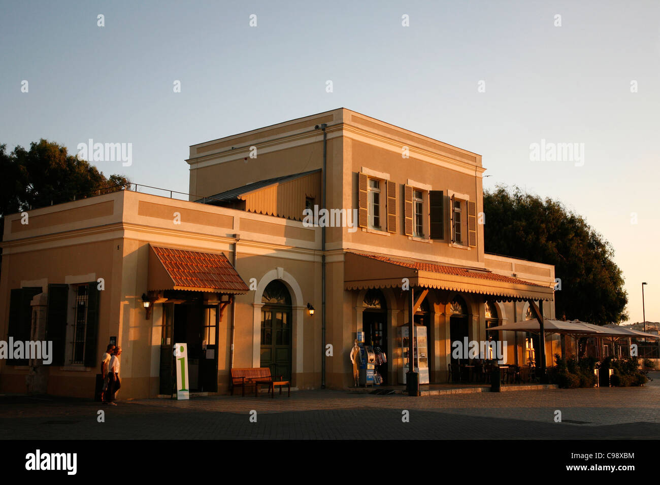 Hatachana marketplace, une ancienne gare ottomane dans Neve Tzedek, maintenant populaire place avec commerces et restaurants, à Tel Aviv. Banque D'Images