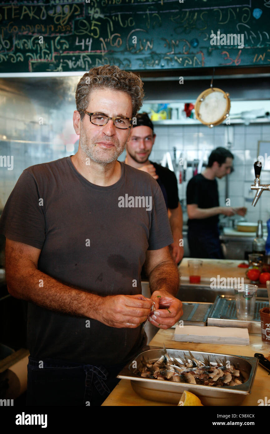 Portrait of Chef Eyal Shani à son Miznon Restaurant, Tel Aviv, Israël. Banque D'Images