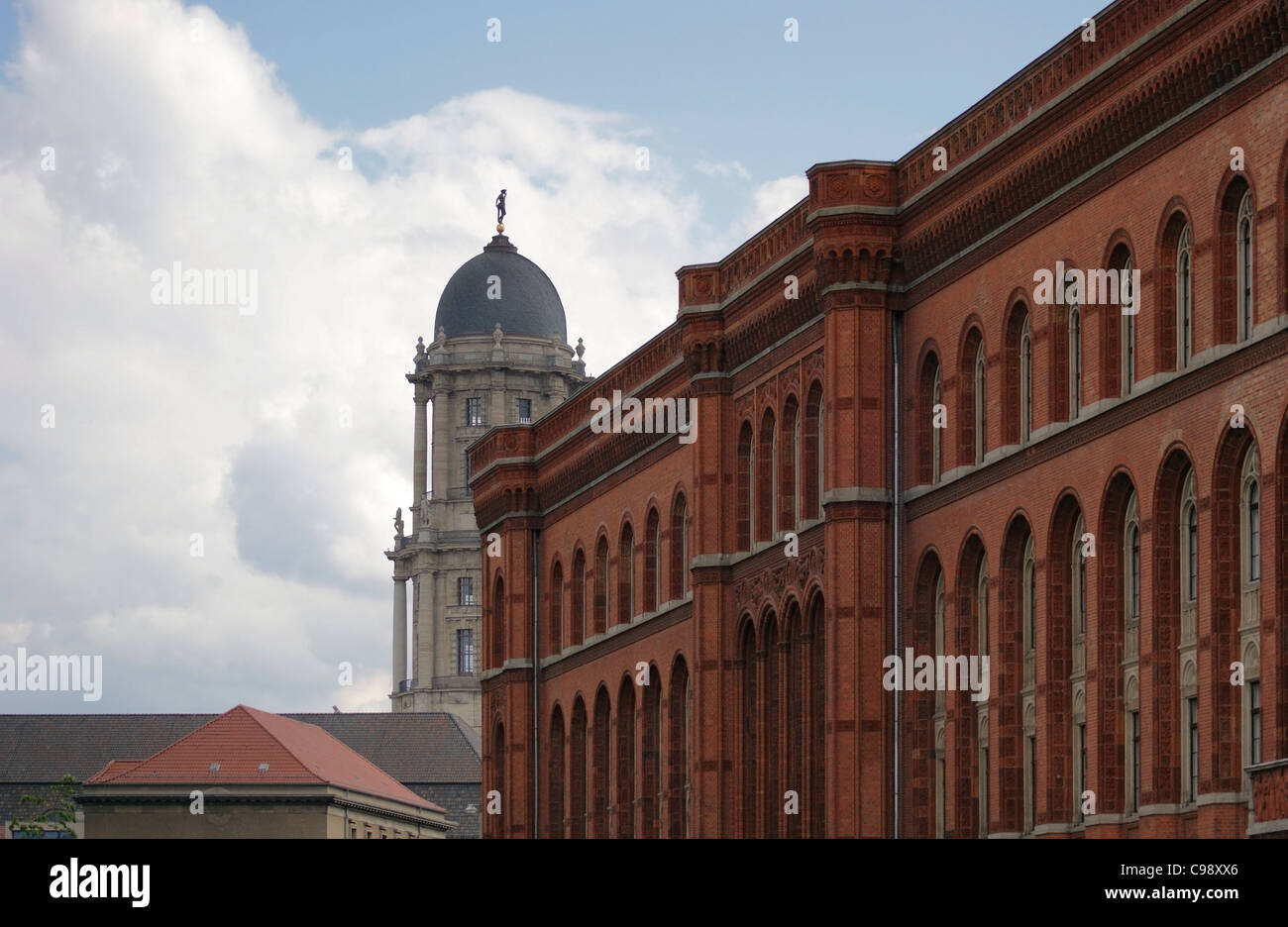 Détail de l'Hôtel de Ville de Berlin à Berlin (Allemagne) et en partie nuageux ciel Banque D'Images