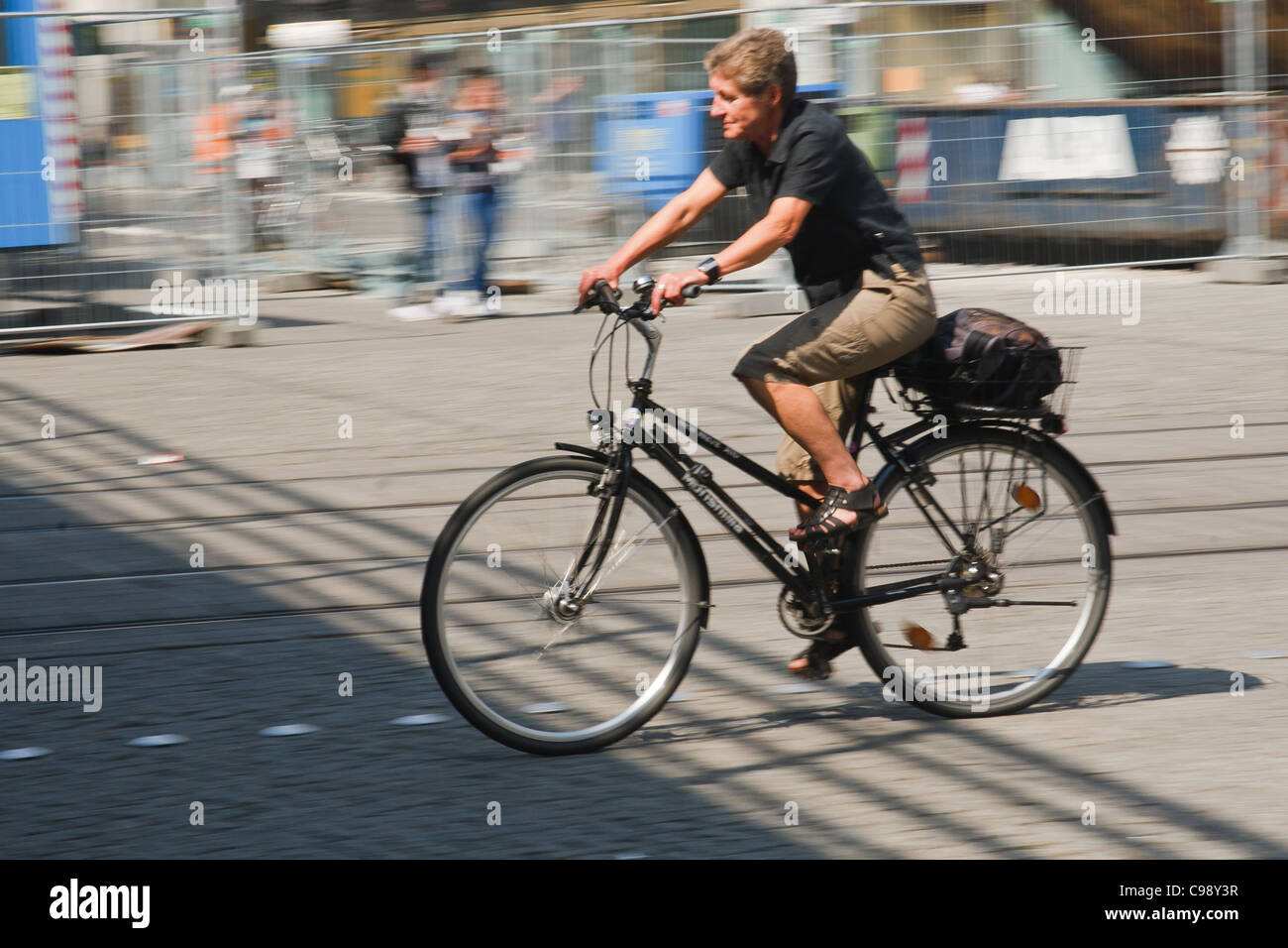 Femme sur un vélo. Alexanderplatz, Berlin, Allemagne. Banque D'Images